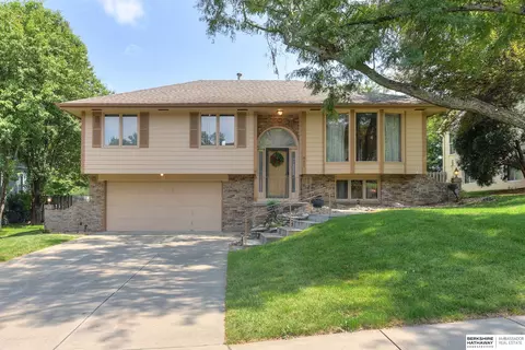 811 Auburn Ln, Papillion, NE 68046