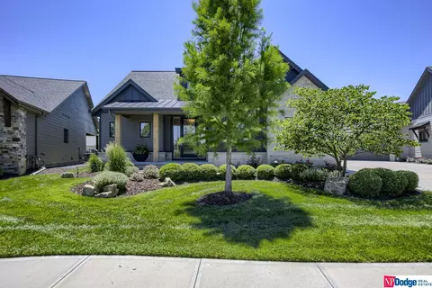 21985 Brookside Ave, Elkhorn, NE 68022