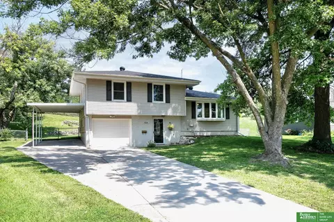9158 Charles St, Omaha, NE 68114
