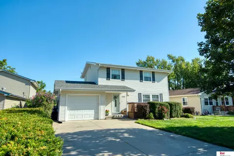 5320 R St, Omaha, NE 68117