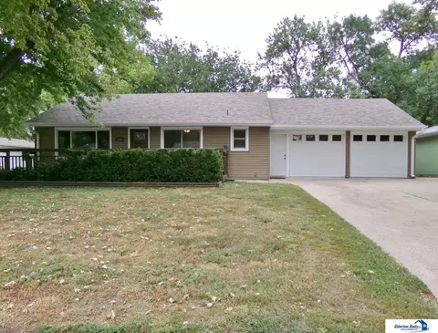 122 Cedar St, Beatrice, NE 68310 photo 2