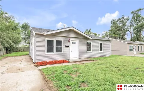 1207 Hiatt St, Carter Lake, IA 51510