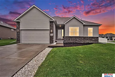 5125 Leawood Dr, Papillion, NE 68133