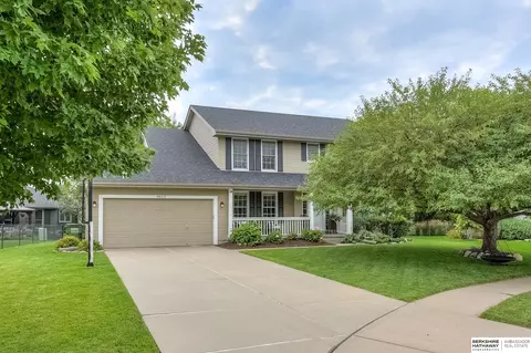 9823 Henry Cir, La Vista, NE 68128