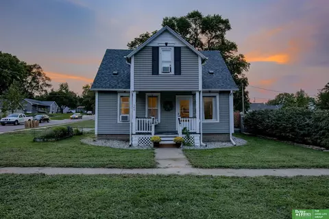 546 S Madison St, Papillion, NE 68046