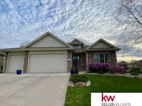 17213 Colony Dr, Omaha, NE 68136