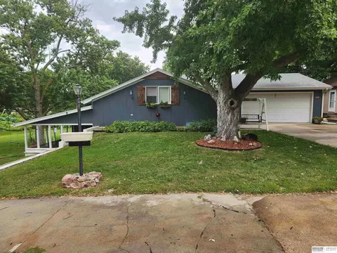 208 3rd St, Milford, NE 68405