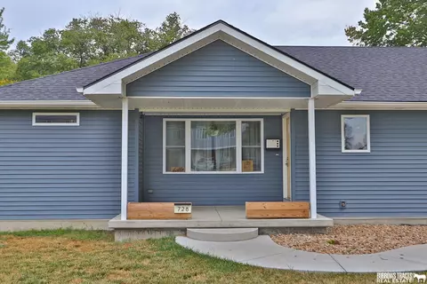 728 W Mary St, Beatrice, NE 68310 photo 2