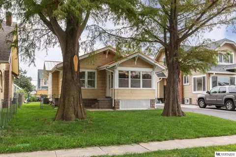 2423 Whitmore St, Omaha, NE 68112