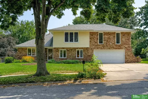 1800 Buckingham Dr, Lincoln, NE 68506