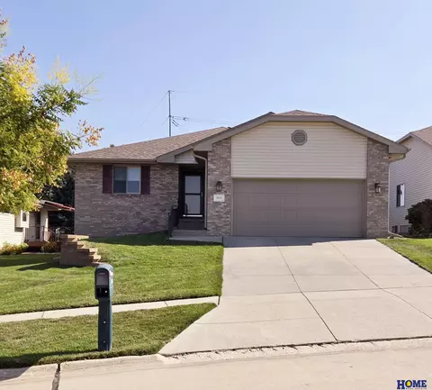 9131 Chalk Hill Dr, Lincoln, NE 68526