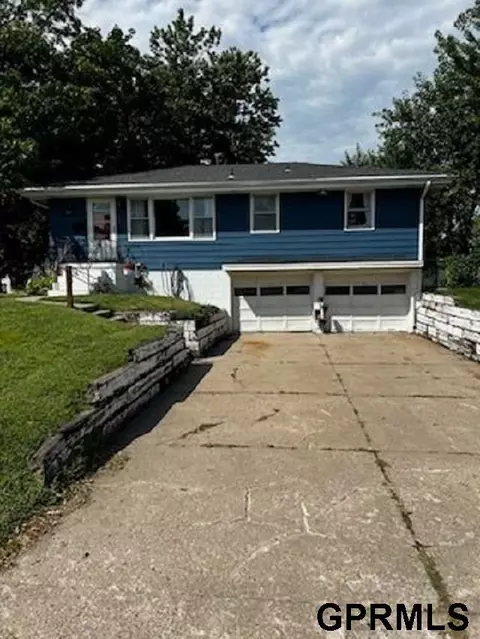 104 E 7th St, Papillion, NE 68046