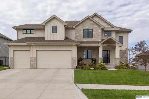 18702 Grand Ave, Elkhorn, NE 68022