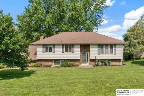 102 Ridgewood Dr, Council Bluffs, IA 51503