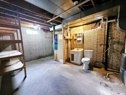 Bath - 701 S Maltby Ave, Sutton, NE 68979 photo 4 of 4