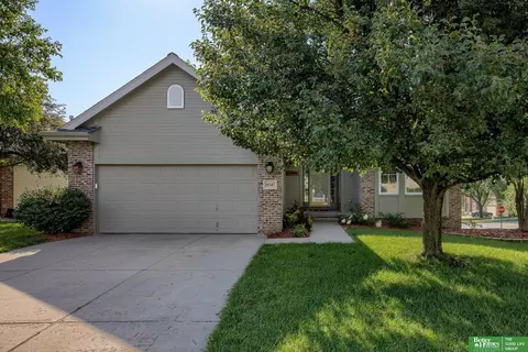 11547 Lakeview Dr, Papillion, NE 68133