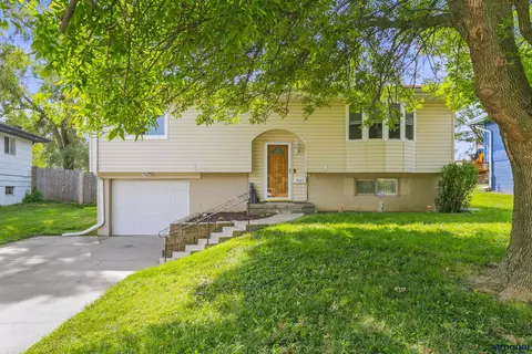 9013 Park View Blvd, La Vista, NE 68128