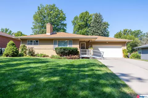 832 S Harrison St, Papillion, NE 68046