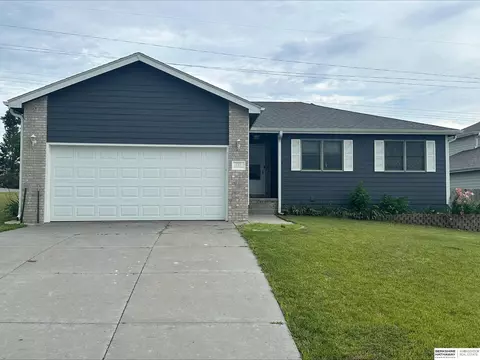 235 Sycamore Pl, Hickman, NE 68372