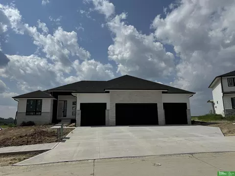 19622 Jaynes St, Elkhorn, NE 68022
