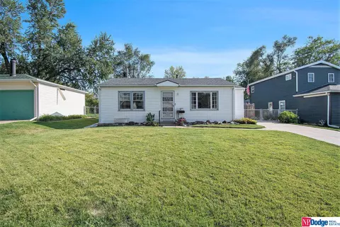 7009 Edna St, La Vista, NE 68128