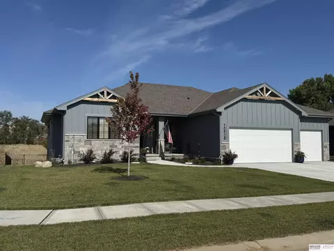 10928 S 98th Avenue Cir, Papillion, NE 68046