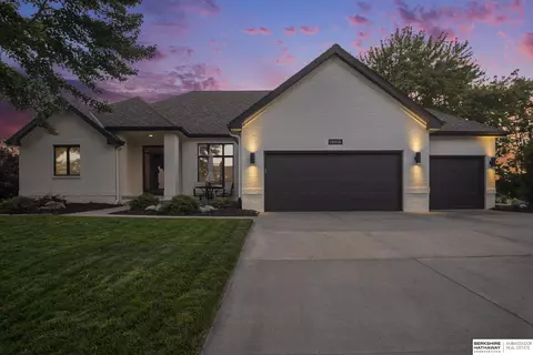 10016 S 173rd Cir, Omaha, NE 68136