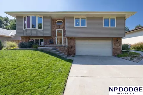 5541 Dove Cir, Lincoln, NE 68516
