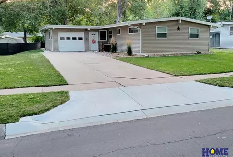 519 Northborough Ln, Lincoln, NE 68505