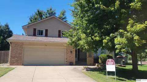 702 S Taylor Cir, Papillion, NE 68046