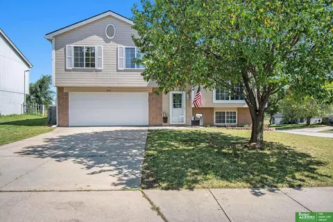 8955 N 81 St, Omaha, NE 68122