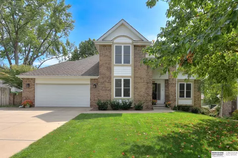 16561 Oak St, Omaha, NE 68130