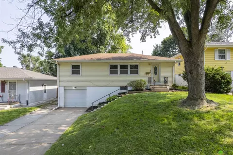 7765 Hamilton St, Omaha, NE 68114