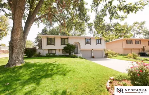10405 Weir St, Omaha, NE 68127