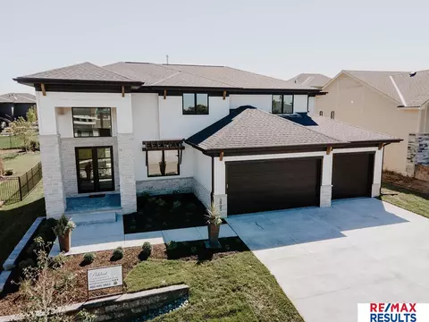 3905 S 213 St, Elkhorn, NE 68022