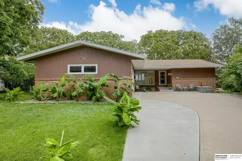 7203 N 70th St, Omaha, NE 68152