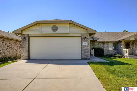 5715 Shadow Ln, Lincoln, NE 68516