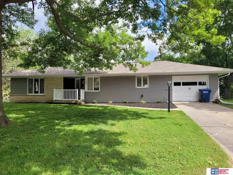 636 Circle Dr, Seward, NE 68434