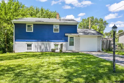 7660 Davis Cir, Omaha, NE 68134