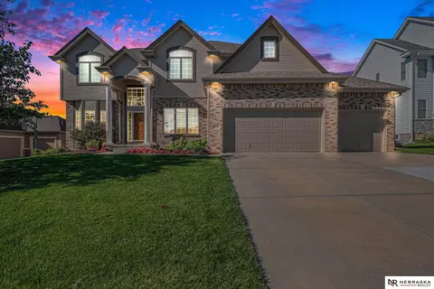 4905 Shoreline Cir, Bellevue, NE 68133