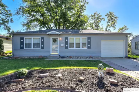 7317 S 70th St, La Vista, NE 68128