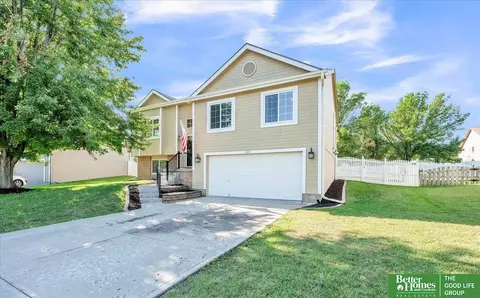 813 Lake Vista Dr, Papillion, NE 68046