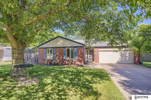 421 Redwood Dr, Lincoln, NE 68510