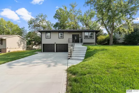 607 Cedardale Rd, Papillion, NE 68046