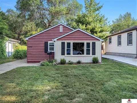 4242 L St, Lincoln, NE 68510