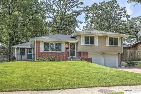 7771 Park Ln, Ralston, NE 68127