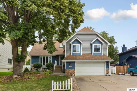 610 Oak Ridge Dr, Papillion, NE 68046