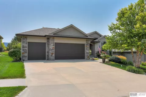19007 Cuming Cir, Omaha, NE 68022