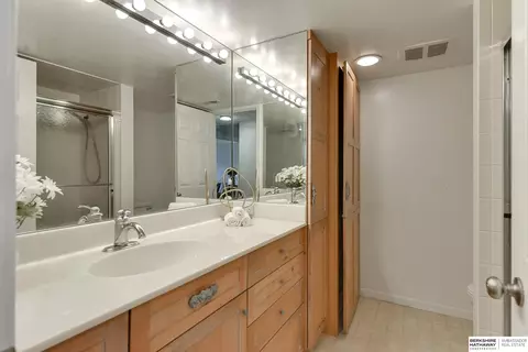 Bath - 3003 Paddock Rd #413, Omaha, NE 68124 photo 1 of 6