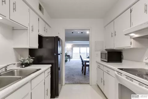 Kitchen - 3003 Paddock Rd #413, Omaha, NE 68124 photo 4 of 5